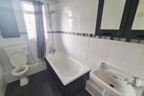 2 bedroom flat to rent, Whalebone Grove, Romford, RM6