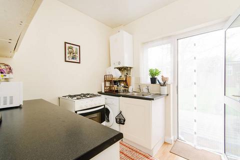 2 bedroom flat for sale, Sandringham Crescent, Rayners Lane, Harrow, HA2