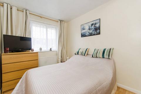 2 bedroom flat for sale, Sandringham Crescent, Rayners Lane, Harrow, HA2