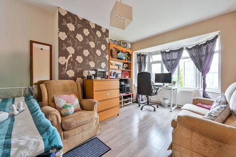 2 bedroom flat for sale, Lawn Close, New Malden, KT3