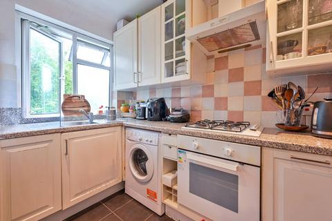 2 bedroom flat for sale, Lawn Close, New Malden, KT3