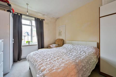 2 bedroom flat for sale, Lawn Close, New Malden, KT3