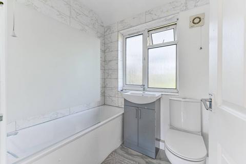 10 Lawn Close, New Malden, KT3 3DL