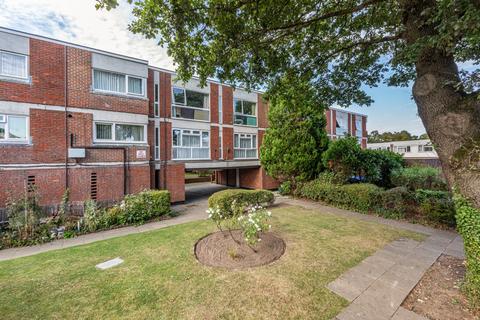 2 bedroom flat for sale, Brantwood Court, Surrey KT14