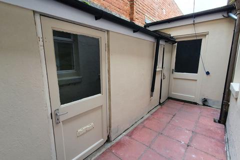 2 bedroom ground floor flat to rent, Station Road, Teignmouth, TQ14