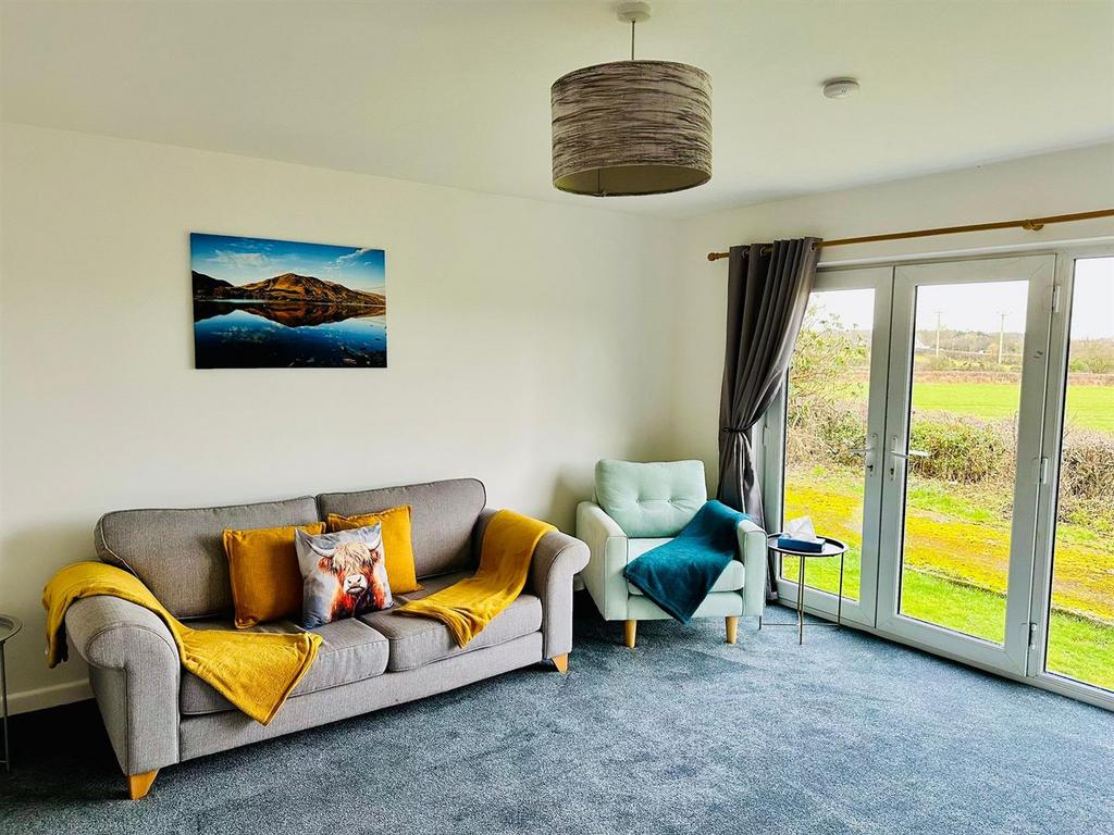 Generous reception room / lounge