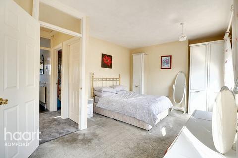14 Silvermere Avenue, Romford, RM5 2QA