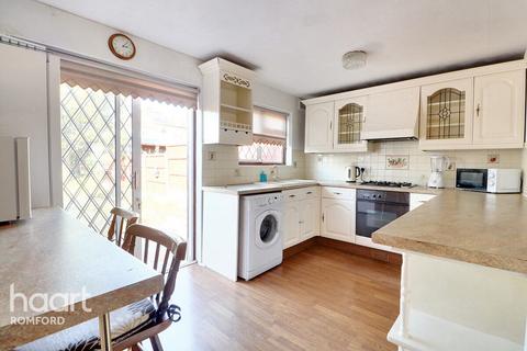 2 bedroom semi-detached house for sale, Silvermere Avenue, Romford