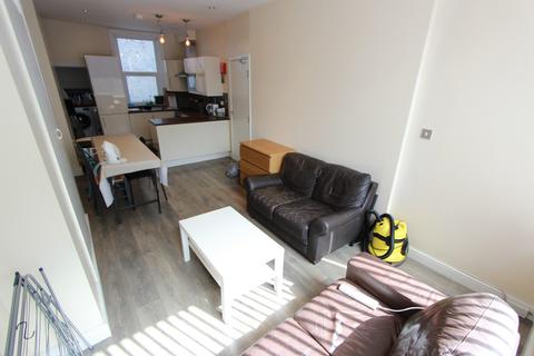 4 bedroom flat to rent, Cleveland Street, London W1T