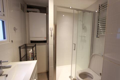 4 bedroom flat to rent, Cleveland Street, London W1T