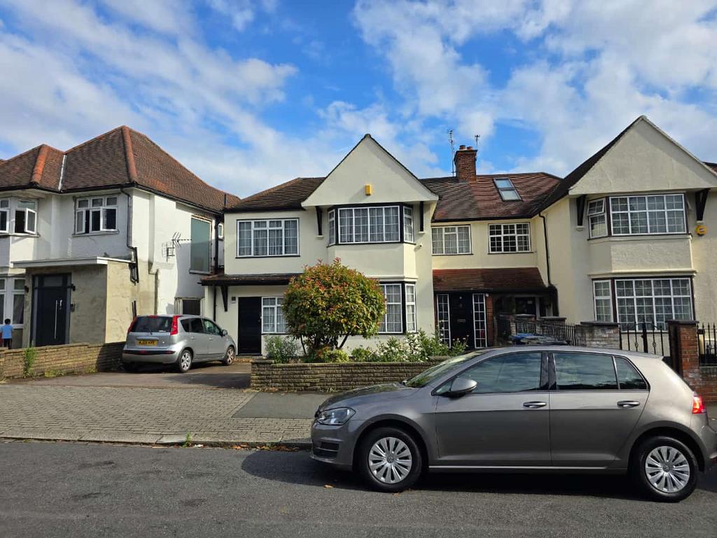 6 Bedroom Semi Detached Home highly sought after