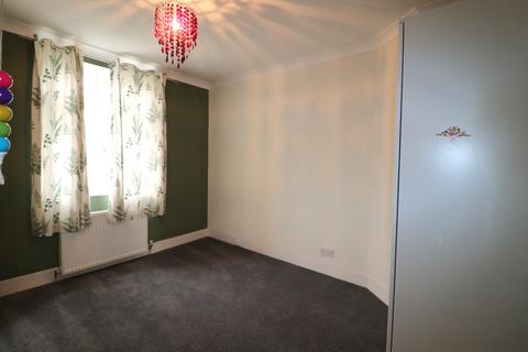 3 bedroom end of terrace house to rent, Cecil Road, London E17