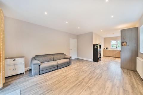 2 bedroom flat for sale, Tupwood Lane, Caterham CR3