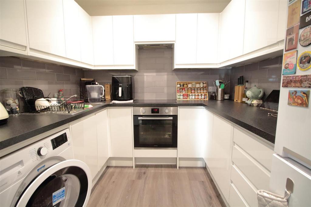 Brixton Hill, Brixton Hill SW2 2 bed apartment to rent £1,750 pcm (£