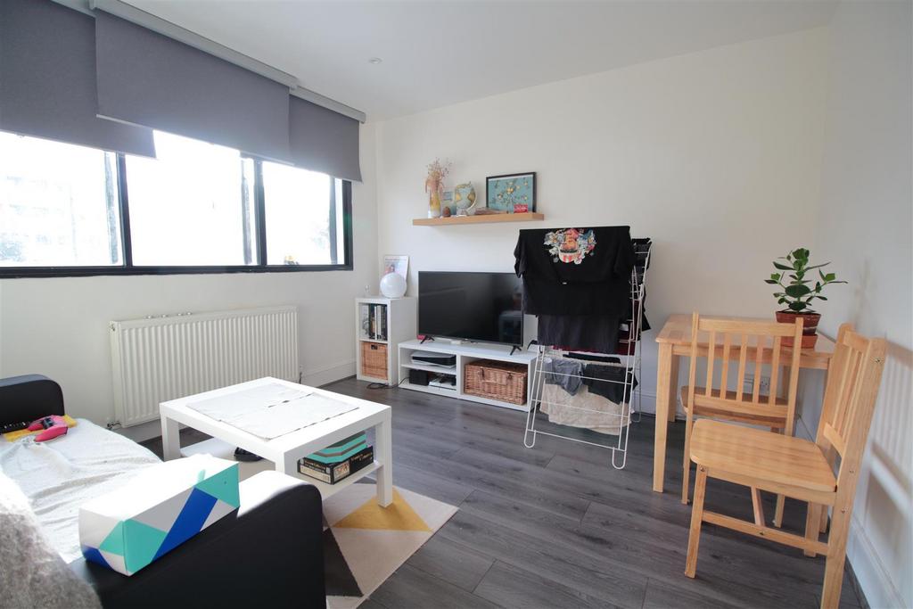 Brixton Hill, Brixton Hill SW2 2 bed apartment to rent £1,750 pcm (£