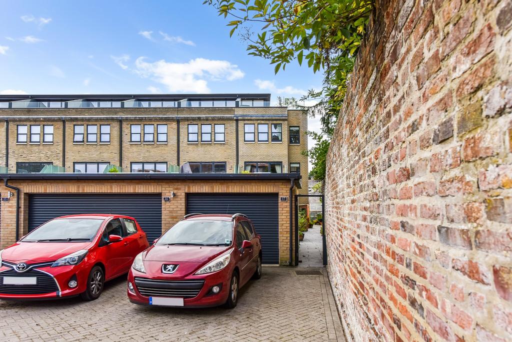 GARAGE &amp; PARKING