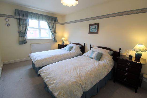 R Bed 2.jpg