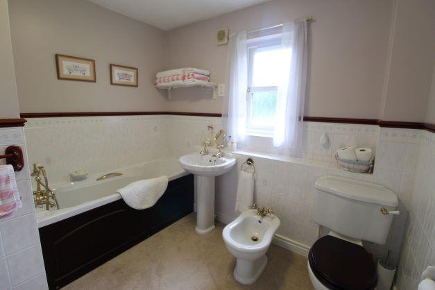 R Bathroom.jpg