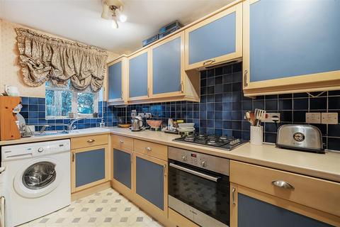 1 Scawen Close, Carshalton, SM5 2TZ