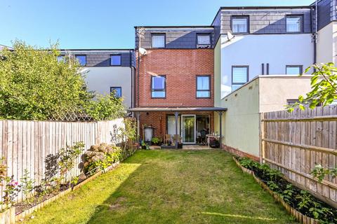 4 bedroom end of terrace house for sale, Finefield Walk, Slough, SL1