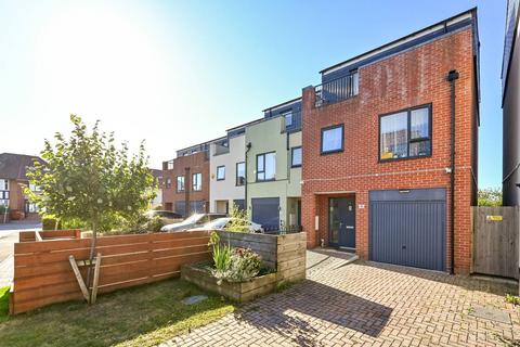 4 bedroom end of terrace house for sale, Finefield Walk, Slough, SL1