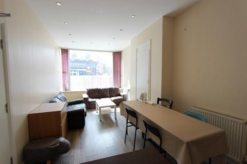 4 bedroom flat to rent, Cleveland Street, London W1T