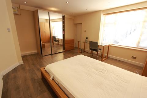 4 bedroom flat to rent, Cleveland Street, London W1T