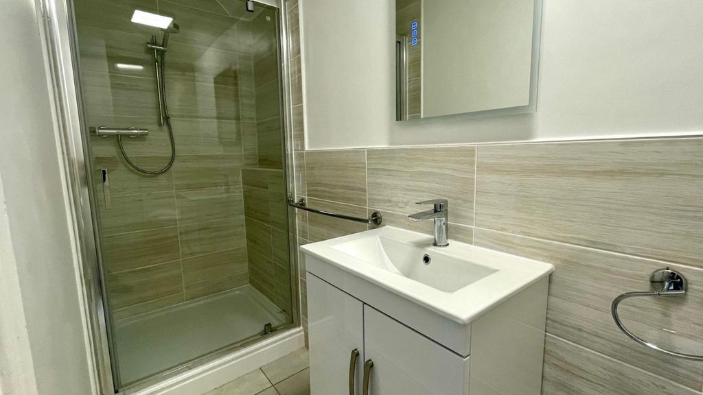 Modern en suite shower room