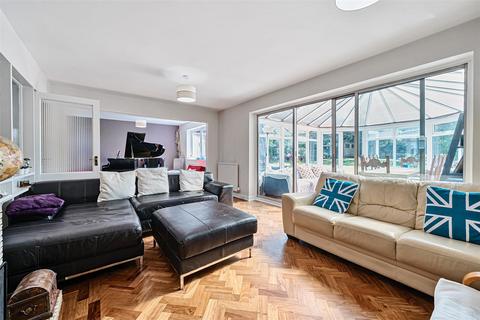4 Heights Close, Banstead, SM7 1DR