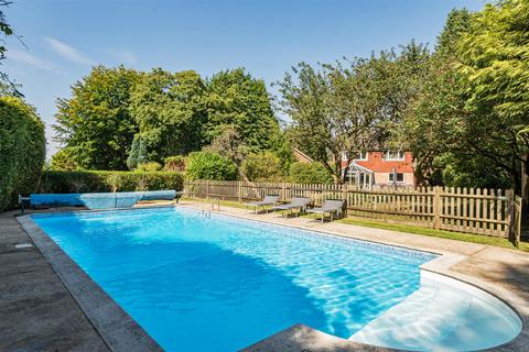 4 Heights Close, Banstead, SM7 1DR