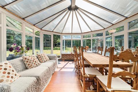 4 Heights Close, Banstead, SM7 1DR