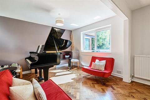 4 Heights Close, Banstead, SM7 1DR