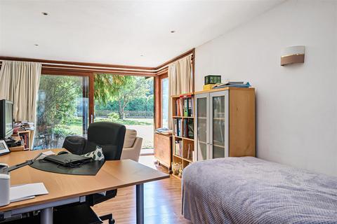 4 Heights Close, Banstead, SM7 1DR