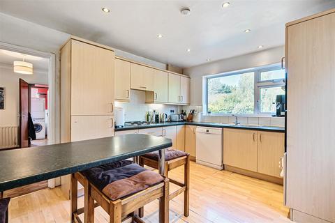 4 Heights Close, Banstead, SM7 1DR