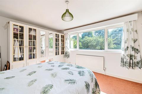 4 Heights Close, Banstead, SM7 1DR