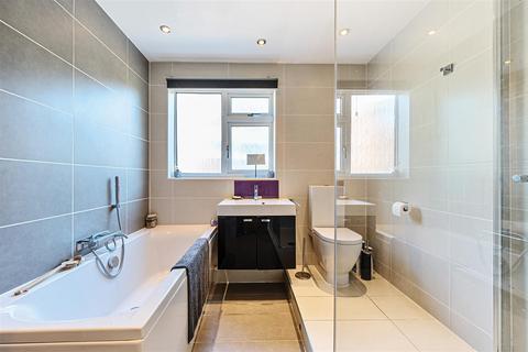 4 Heights Close, Banstead, SM7 1DR