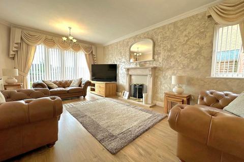 5 bedroom detached house for sale, Martlet Close, Northampton NN4