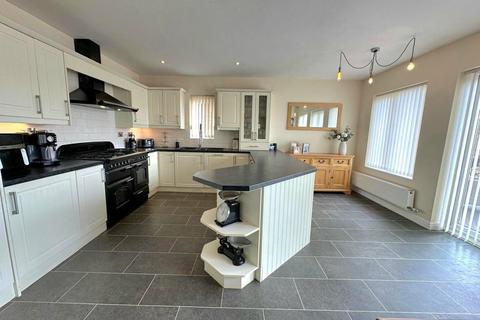 5 bedroom detached house for sale, Martlet Close, Northampton NN4