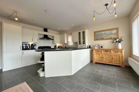 5 bedroom detached house for sale, Martlet Close, Northampton NN4