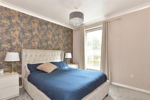 4 Chapel Wood, New Ash Green, Longfield, DA3 8RA