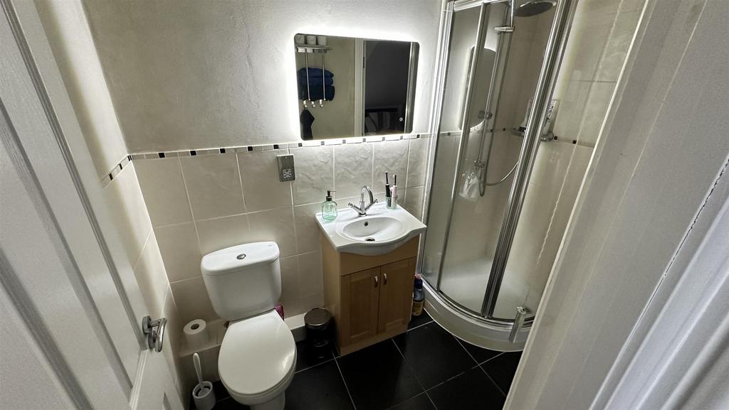 En suite shower room/wc