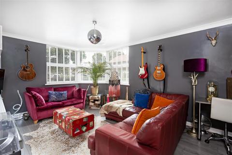 34 Riverside Close, London, W7 1BY
