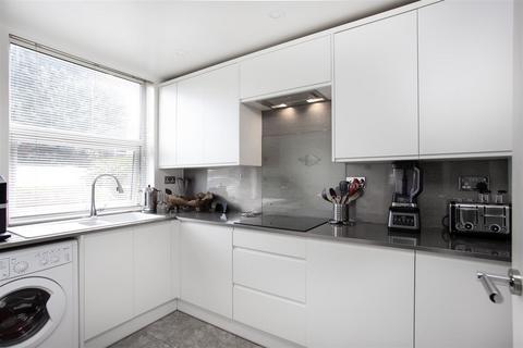 34 Riverside Close, London, W7 1BY