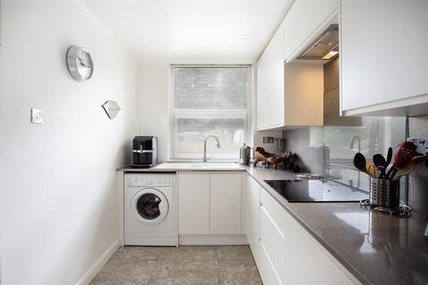 34 Riverside Close, London, W7 1BY