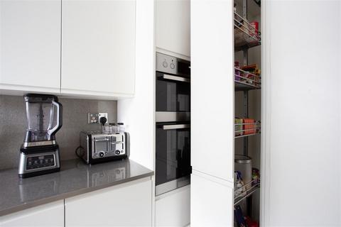 34 Riverside Close, London, W7 1BY