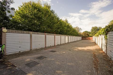 34 Riverside Close, London, W7 1BY