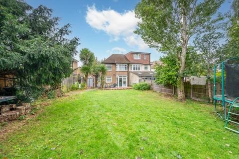15 Vista Way, Kenton, Harrow, HA3 0SP