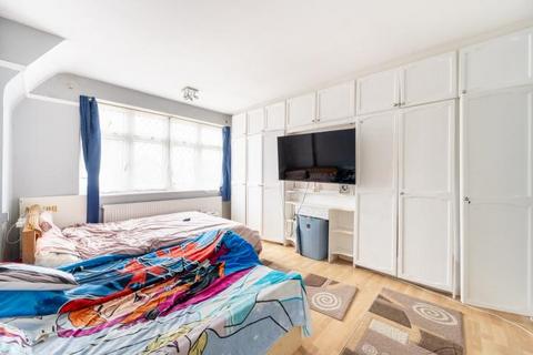15 Vista Way, Kenton, Harrow, HA3 0SP