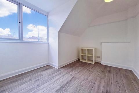 3 bedroom flat for sale, Victoria Road, Ruislip, Middlesex, HA4