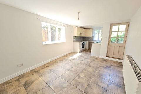 3 bedroom detached house to rent, Sutton Street, Flore NN7